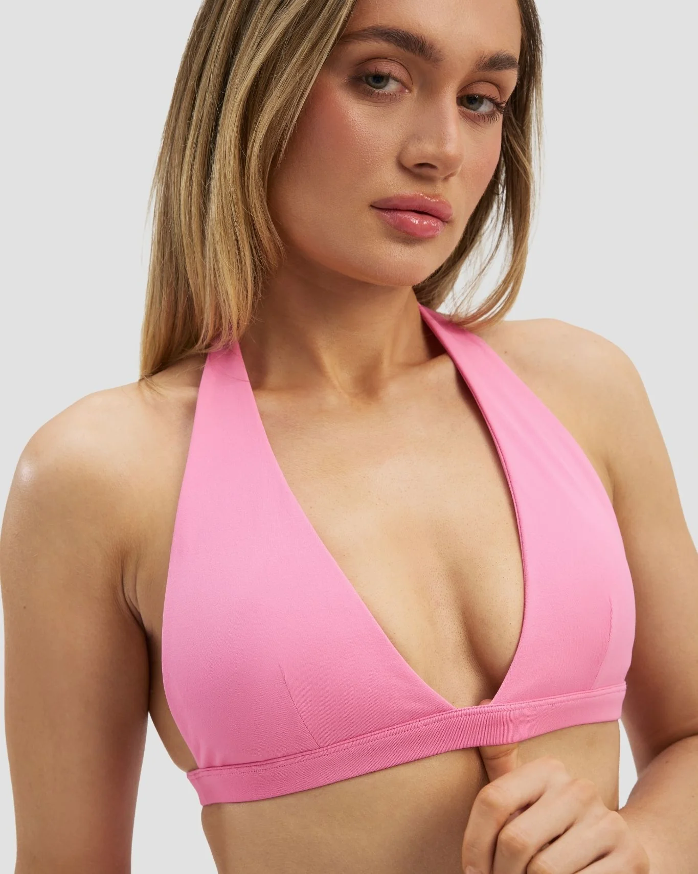 Elevate⢠Sculpting Seamless V-Neck Halter Bra | Bubble Pink - Image 4